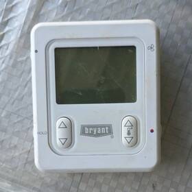 Bryant 2515n039083 Non-programmable Square Wall-mounted Push Button Thermostat White