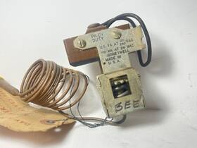 Honeywell 112684 Vintage Pilot Duty Temperature Control Aquastat Capillary Sensor