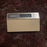 Honeywell Chronotherm Iii CT8602C4443 Programmable Thermostat. Fixed Price $16.23.